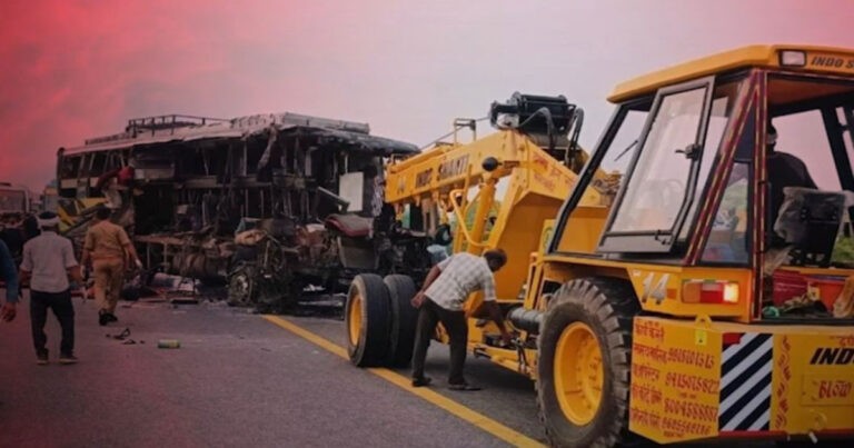 18 Orang Tewas, 19 Lainnya Terluka Saat  Sleeper Bus Menabrak Truk di India