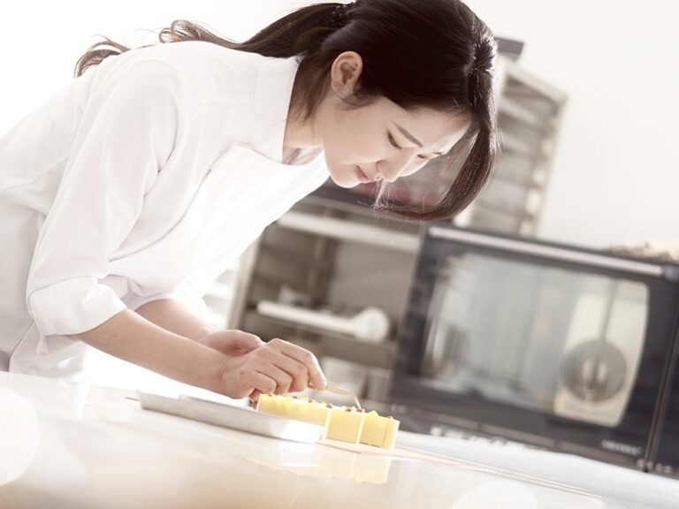 SBCo JW Marriott Surabaya Undang Chef Pastry Asal Korea untuk Persembahkan Kue Cantik Petit Gateux