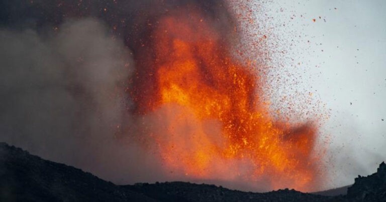 Etna Gunung Berapi Tertinggi di Eropa Kembali Meletus Setelah 4 Tahun Non Aktif