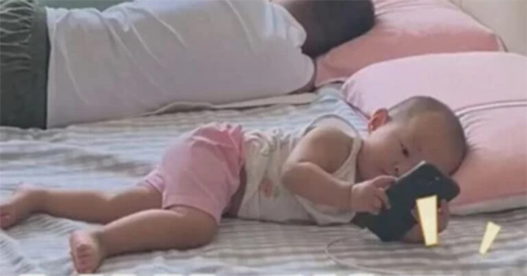 Sang Ayah Bermain dengan Ponselnya Saat Menidurkan Anaknya, Namun Malah Anaknya yang Menidurkan Ayahnya