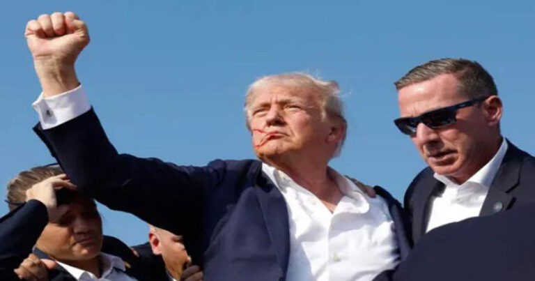 Trump Angkat Bicara Setelah Ditembak : Peluru Menembus Telinga Kanan