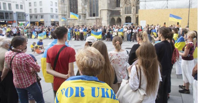 Bendera Setengah Tiang Dikibarkan di Seluruh Ukraina untuk Mengenang Para Korban Serangan Udara Rusia 