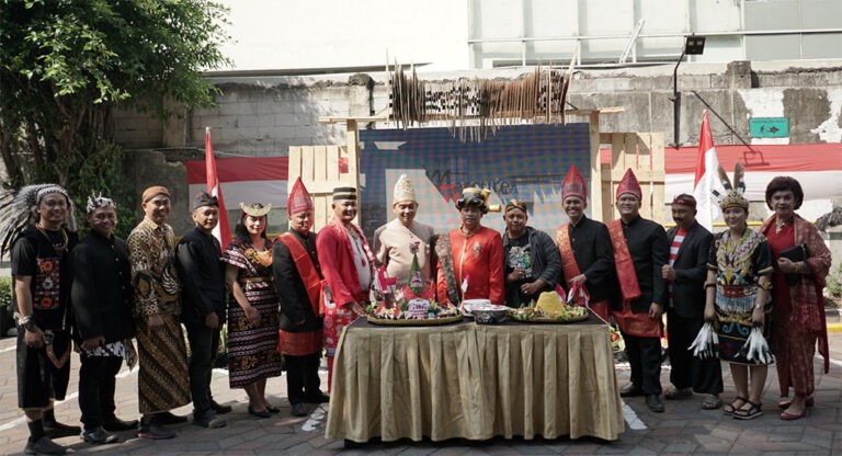 Rayakan HUT RI ke-79: Mercure Surabaya Grand Mirama Satukan Tradisi dengan Upacara Bendera, Karnaval, dan Potong Tumpeng