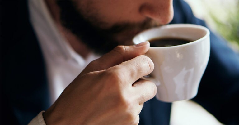 Ahli Mengingatkan kepada Orang-orang yang Terbiasa Minum Kopi di Pagi Hari