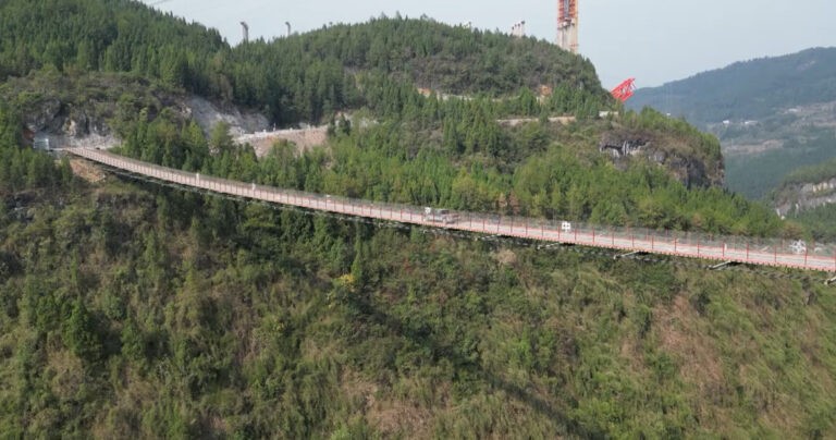 Jembatan Gantung yang Tampak Rapuh Ini Mungkin Merupakan Jembatan Paling Menakutkan di Dunia