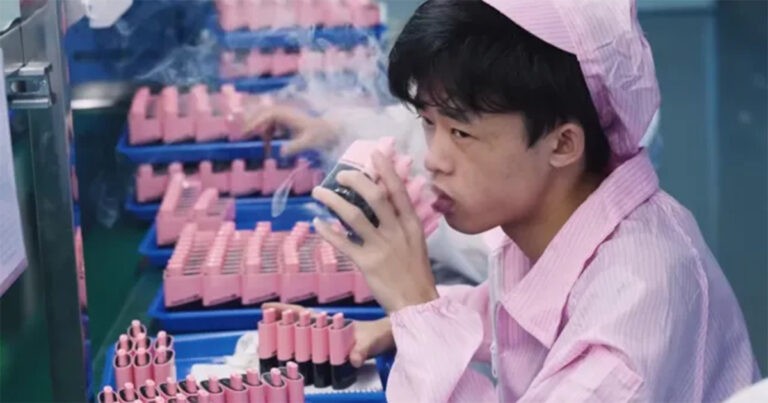 Pekerja Pabrik Difilmkan Tengah Menguji ‘Hingga 10.000 Vape Sehari’