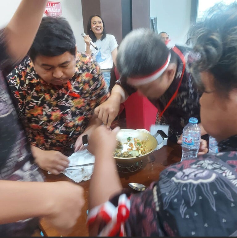 Peringati Hari Kemerdekaan Republik Indonesia PrimeBiz Hotel Surabaya Adakan Lomba Makan Nasi Goreng Super Pedas