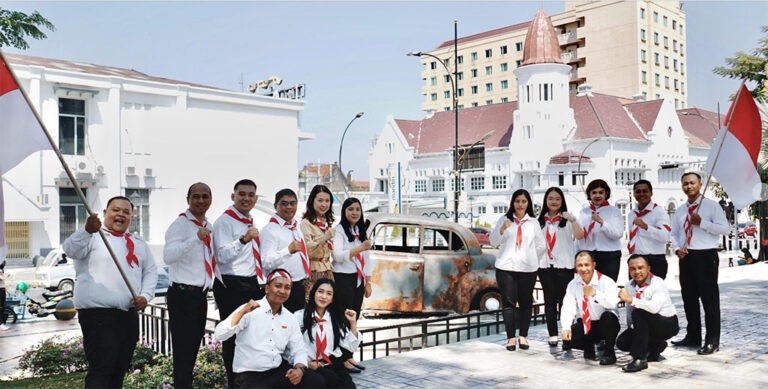 Mercure Surabaya Grand Mirama Semangat Berbagi Bendera Rayakan HUT RI ke-79 di Kawasan Kota Tua