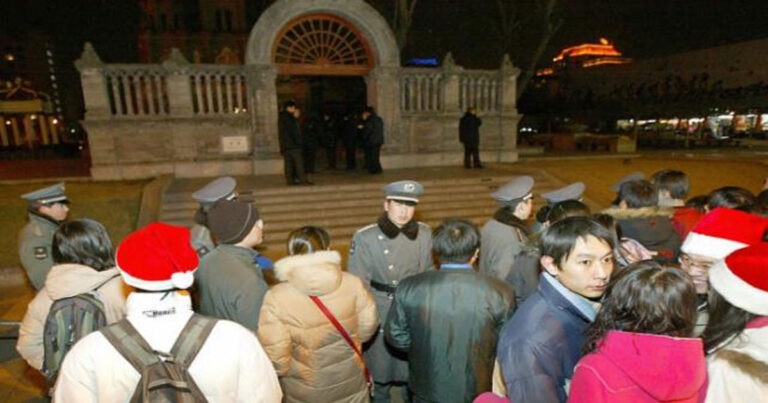 Polisi Tiongkok Menggerebek Gereja Rumah di Chengdu Saat Kebaktian, Menangkap Para Pemimpin Gereja