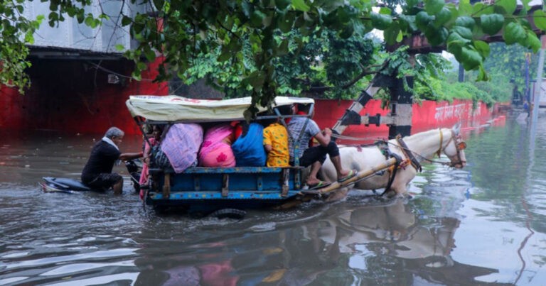 Banjir Besar di India Selatan : 19 Orang Tewas, Ratusan Kereta Api Berhenti dan Penumpang Terdampar di Stasiun