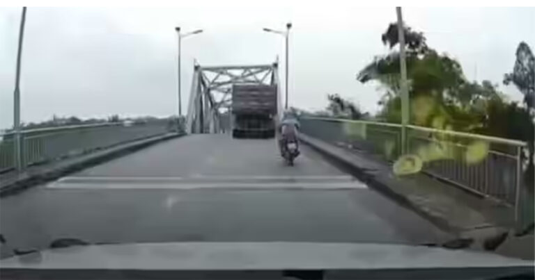 Video: Momen Mengerikan Saat Jembatan di Vietnam Runtuh, Menyebabkan Kendaraan Jatuh ke Sungai