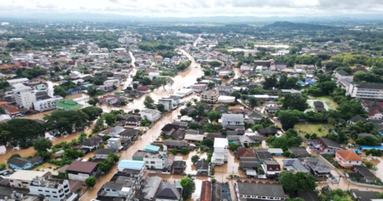 Banjir Terburuk dalam 30 Tahun, Memakan Korban Jiwa  di Thailand Utara dan 2 Gajah Mati Terendam