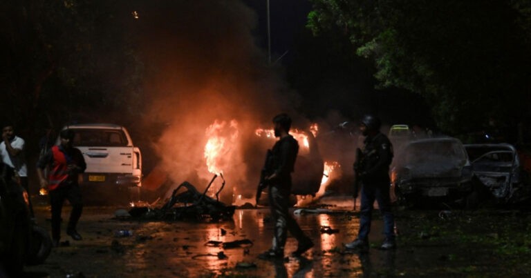 Foto-foto: Konvoi Kendaraan Perusahaan Tiongkok di Pakistan Dihantam Bom, 2 Orang Tewas dan 10 Terluka