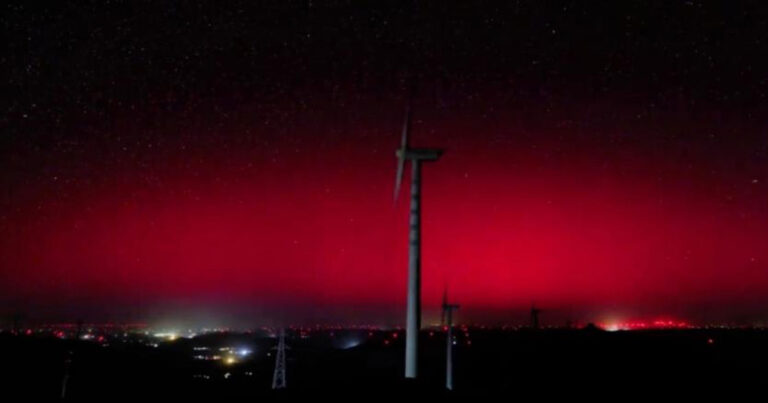 Komet Langka 60.000  Tahun Sekali Kembali Melintas di Beijing, Cahaya Merah Aurora Terangi Langit Malam