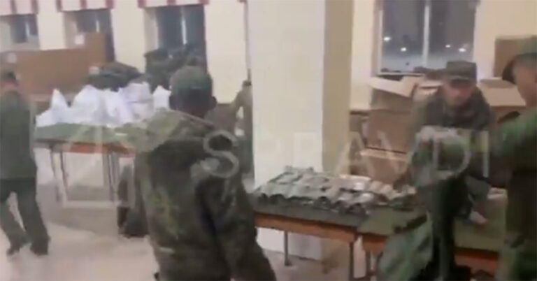 Ukraina Merilis Video yang Menunjukkan Tentara Korea Utara Menerima Seragam Militer Rusia