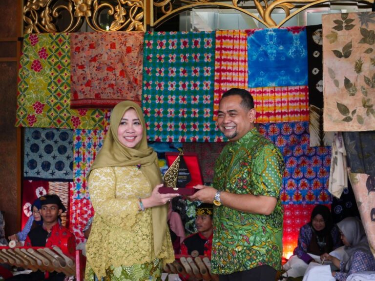 Movenpick Hotel Surabaya City dan ISIK Membatik Menggunakan Bed Linen Reusable