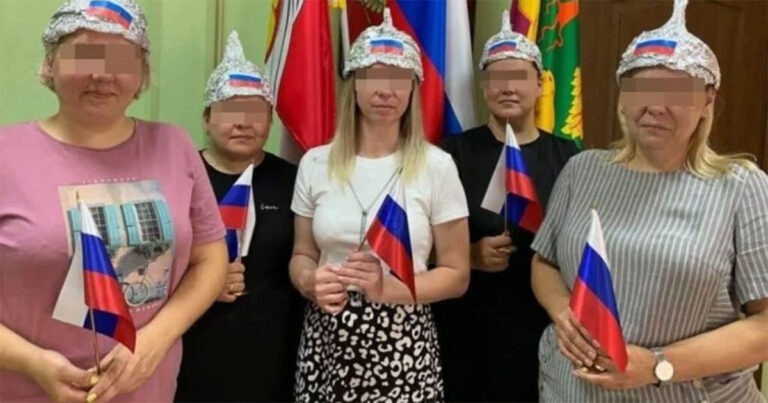 Blogger Nge-Prank Guru Rusia untuk Membuat Topi Timah Pelindung Radiasi Satelit NATO