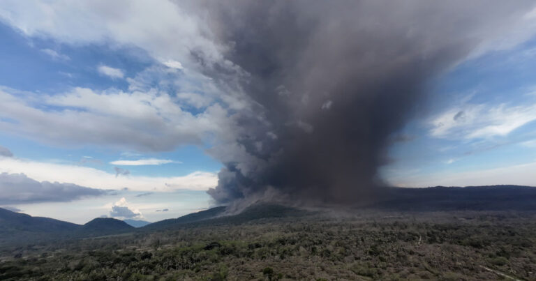 Gunungapi Lewotobi Laki-laki Kembali Erupsi, Pemerintah Himbau Warga Bertahan di Pengungsian
