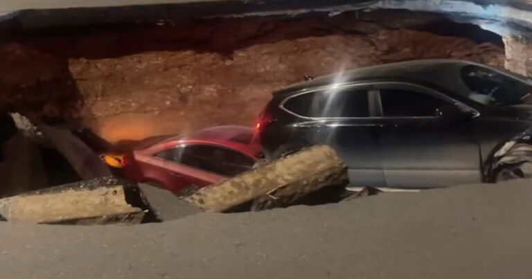 “Menyeramkan”: Jalan di Wuhan, Tiongkok  Ambruk, Kendaraan Jatuh ke Dalam Lubang Besar 