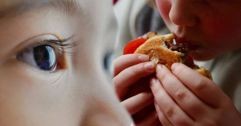 Pola Makan Junk Food Menyebabkan Bocah 12 Tahun Menjadi Buta Permanen