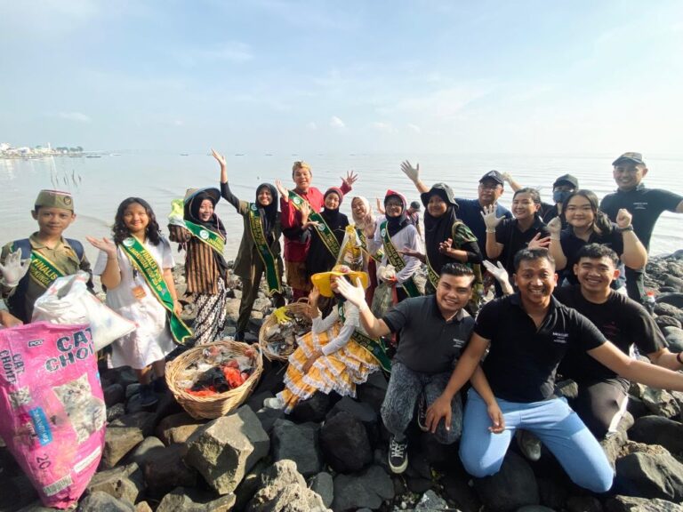 Semangat Hari Pahlawan di Pantai Kenjeran: Mercure Surabaya Grand Mirama dan Tunas Hijau Bersatu dalam Aksi Bersih Pantai