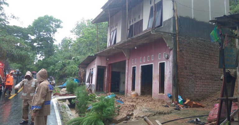 Dua Orang Meninggal Dunia Tertimbun Longsor di Cianjur
