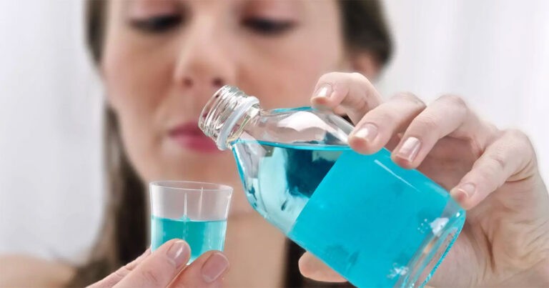 Dokter Memberikan Peringatan Keras Tentang Kanker kepada Siapa pun yang Menggunakan Obat Kumur