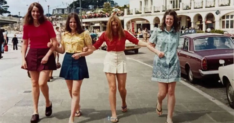 Empat Sahabat Sejati Menciptakan Kembali Foto Liburan Mereka Tahun 1972 Lebih dari 50 Tahun Kemudian