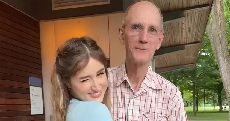 Influencer Berusia 22 Tahun Dikritik Karena Menari di Samping Pacarnya yang Berusia 80 Tahun di Ranjang Rumah Sakit