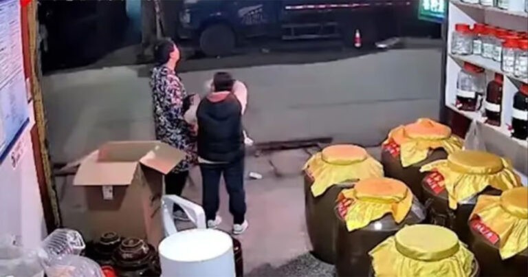 Jutaan orang di Tiongkok Tersentuh dengan Kematian Bayi di Pelukan Ibunya Saat Menonton Kembang Api