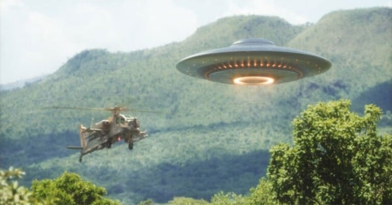 Kontak Dekat dengan UFO: Kakeknya Menerbangkan Helikopter Mendekati UFO