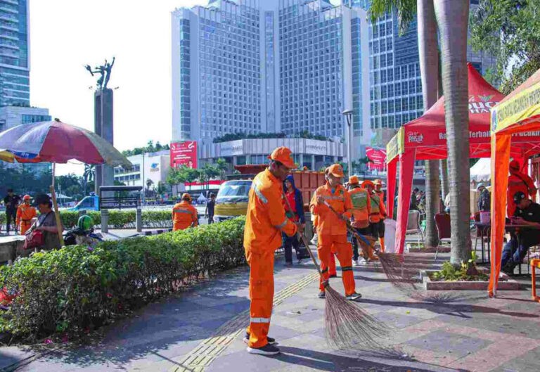 Pemprov Jakarta Siagakan Ribuan Personel Tangani Sampah Malam Tahun Baru 2025