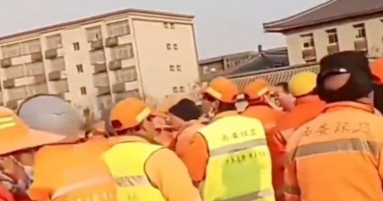 Pekerja Kebersihan di Xi’an, Tiongkok  Blokir Jalan untuk Menuntut Gaji, Biro Pengelolaan Kota Mengakui Pemerintah Tidak Punya Uang