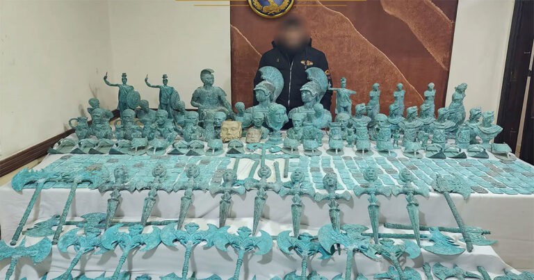 Pencuri dengan Peralatan Selam Menjarah Ratusan Artefak Kuno dari Dasar Laut