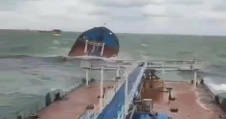 Kapal Tanker Rusia Terbelah Akibat Badai, Tumpahkan Minyak ke Selat Kerch