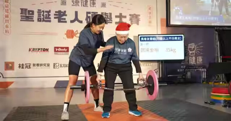 Wanita Berusia 90 Tahun dengan Penyakit Parkinson Berhasil Mengangkat Beban Seberat 35 kg dalam Kontes Weightlifting Senior