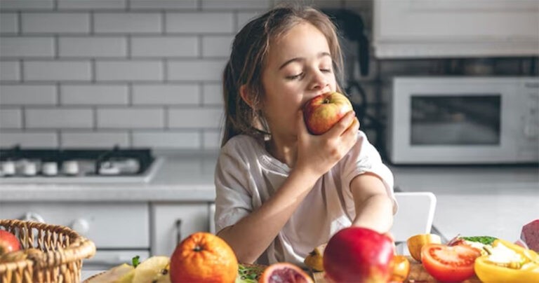 7 Jenis Buah yang Sebaiknya Dimakan Beserta Kulitnya