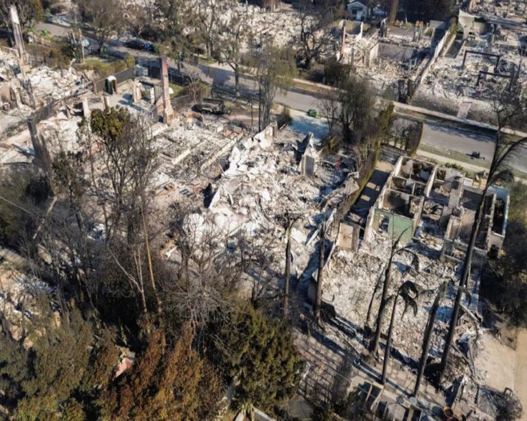 Kebakaran Hutan di Los Angeles Meluas, Ribuan Bangunan Hangus, Puluhan Ribu Orang Dievakuasi
