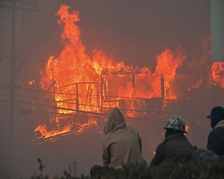 Kebakaran Hutan Melanda Beberapa Wilayah di California Selatan, Angin Kencang Memperparah Keadaan Hingga Status Darurat Diumumkan