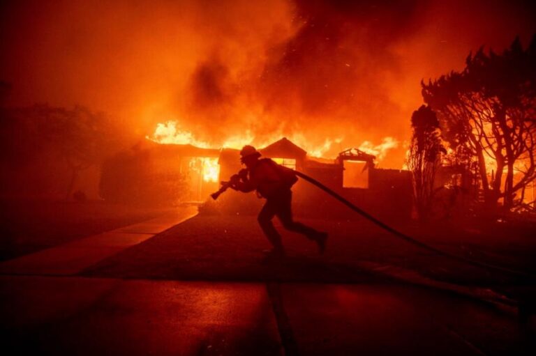 Kebakaran Hutan di California Selatan, Warga: Seperti Kiamat