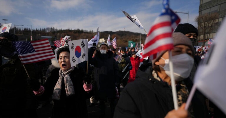 MAGA Versi Korea Selatan? Pendukung Yoon Suk-yeol Bentuk “Pasukan Taeguk” dengan Bendera AS
