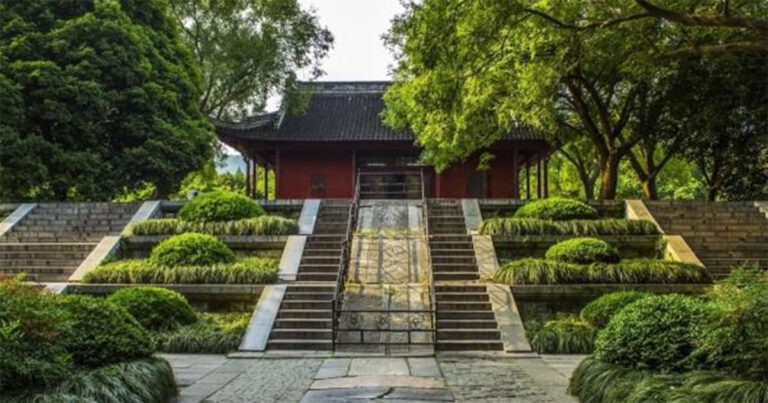 Penemuan Manusia Hidup di Dalam Makam yang Tertutup Selama Ratusan Tahun