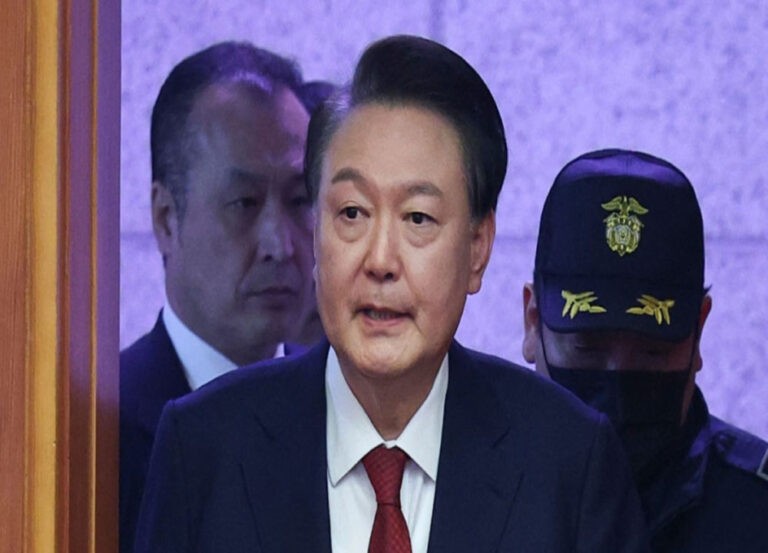 Yoon Suk-yeol Hadir di Sidang Pemakzulan, Polisi Gunakan Bus untuk Blokir Jalan dan Pendukung Bersorak