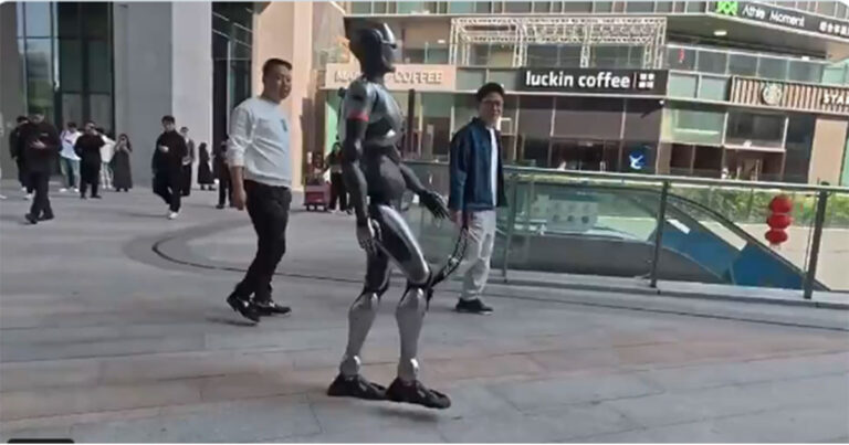 Robot Humanoid Baru Mengejutkan Internet dengan Kemampuan Berjalannya Seperti Manusia Sungguhan