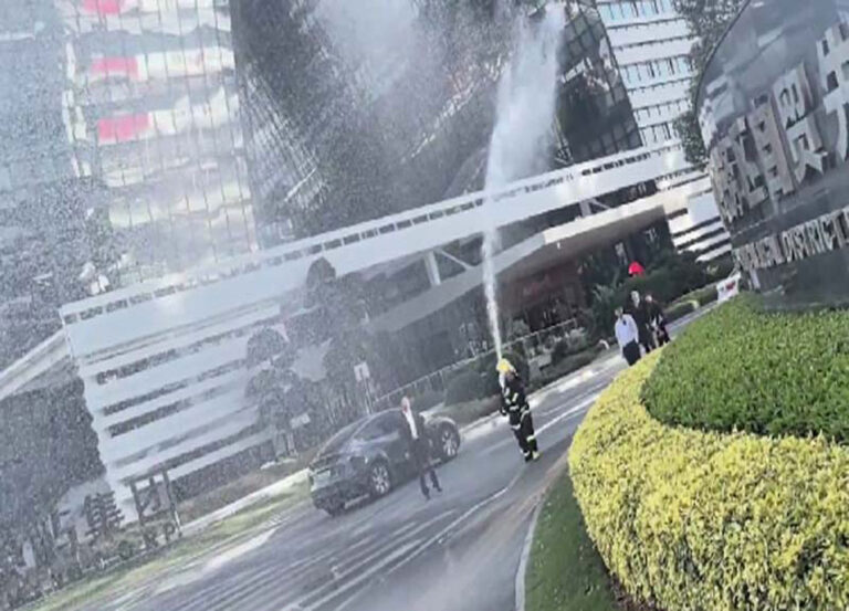 Perusahaan BUMN  di Xiamen, Tiongkok,  Panggil Damkar untuk Usir Pekerja Migran yang Menuntut Gaji dengan Semprotan Air 