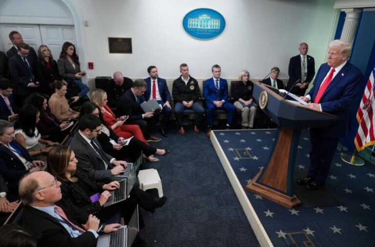 Trump Buka Suara Tentang 5 Hal Terkait Tabrakan Pesawat American Airlines dengan Heli Militer Blackhawk