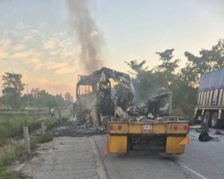 Bus Tabrak Truk di Meksiko dan Terbakar Menewaskan 36 Orang 