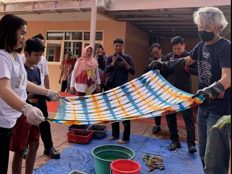 Kain dengan Bercak Harapan: Midtown Hotels Indonesia Berikan Dukungan Penuh bagi Anak Disabilitas 