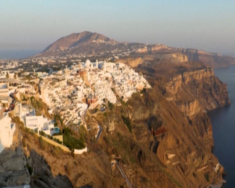 200 Gempa dalam 48 Jam, Destinasi Wisata Santorini di Yunani Perintahkan Penangguhan Kelas Belajar di Sekolah
