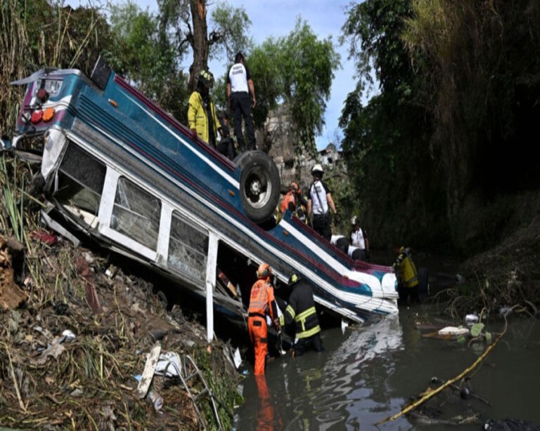 Bus Guatemala Jatuh ke Jurang Hingga Separuh Badan mobil Tenggelam ke Sungai,  54 Orang Tewas